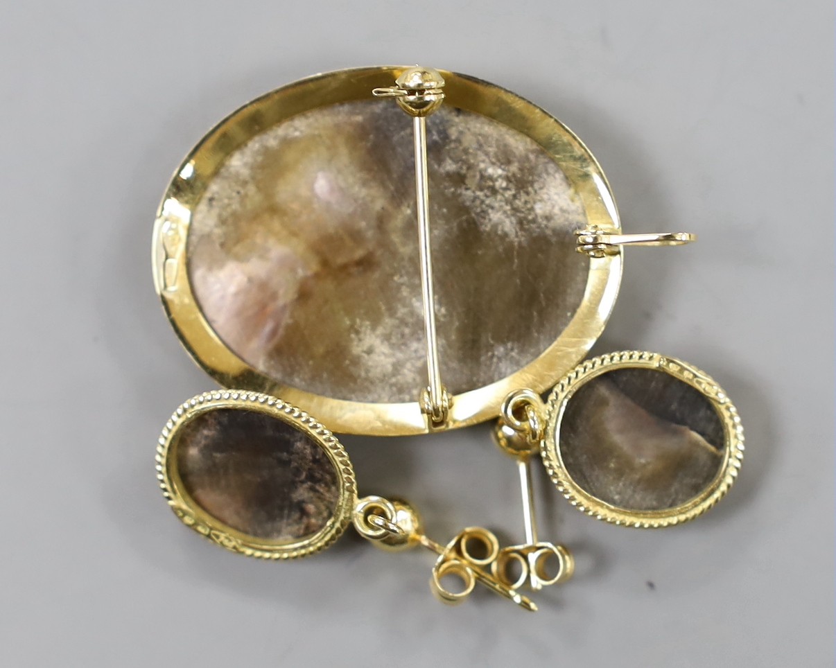 A modern suite of Italian 750 yellow metal mounted oval shell jewellery, comprising a cameo pendant brooch 32mm and pair of drop earrings